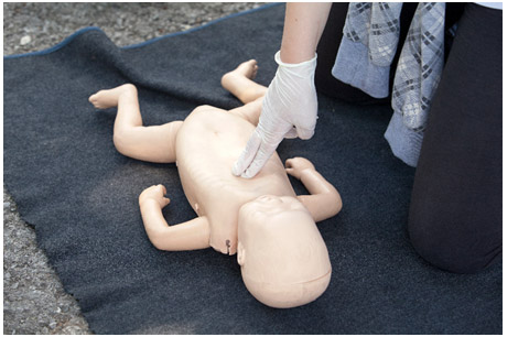 Massage cardiaque chez l'enfant, avec un défibrillateur 