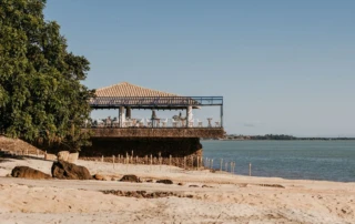 Restaurant de plage équipé avec un défibrillateur pour la saison estivale