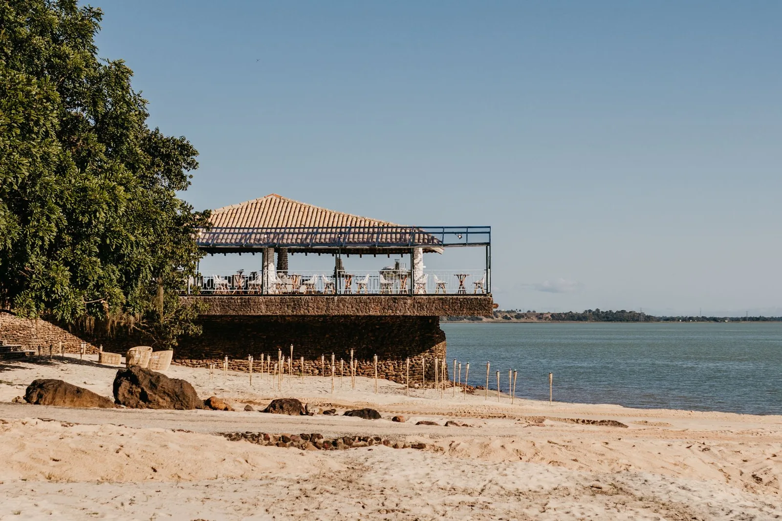 Restaurant de plage pouvant accueillir un défibrillateur avant la saison estivale