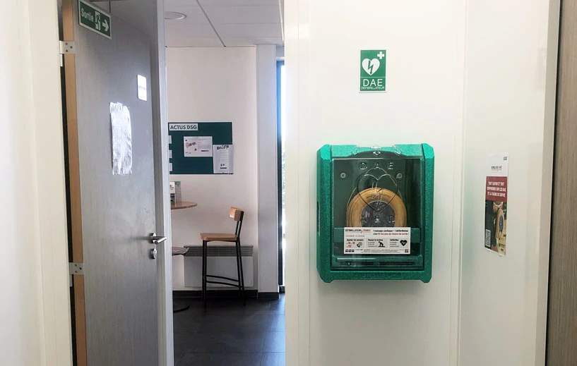 Défibrillateur installé en intérieur, déclaré et suivi par Défibrillateur France