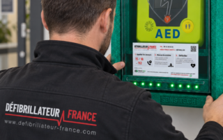 Technicien Défibrillateur France vérifiant un défibrillateur automatisé externe dans son coffret